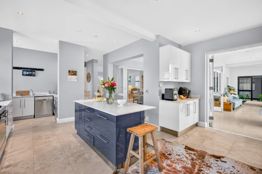 5 Bedroom Property for Sale in Claremont Upper Western Cape